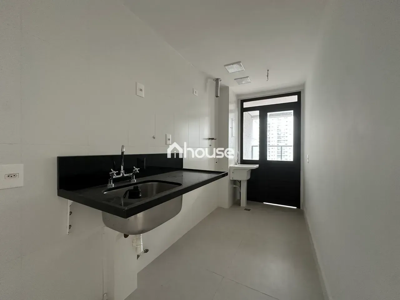 Apartment with 2 bedrooms, glass balcony, and 2 parking — photo 10