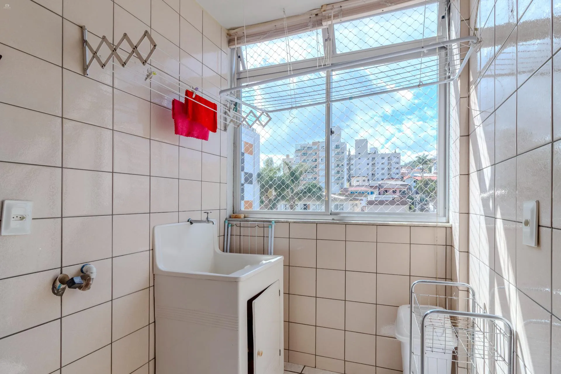 Balcony with a grill in a 2-bedroom apartment, 60 m² — photo 31