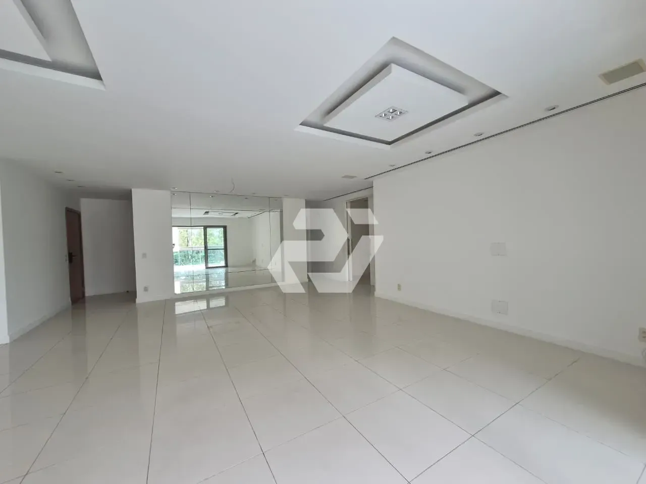 4-bedroom apartment with an enclosed glass balcony — photo 6
