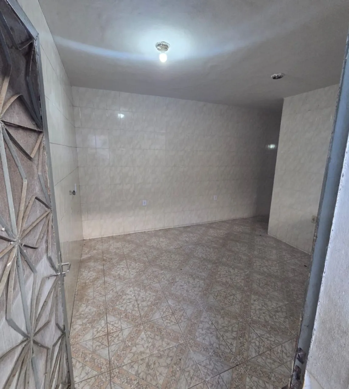 Unfurnished home with 1 parking spot and 1 bedroom — photo 2