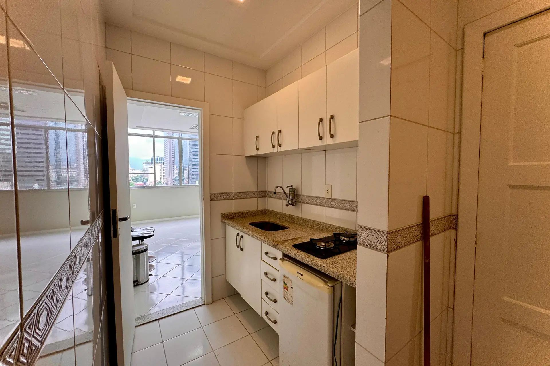 Furnished 2-bedroom apartment with 1 suite and balcony — photo 5