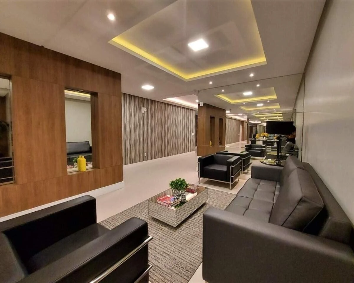 Glass-enclosed balcony in a 4-bedroom apartment, 127 m² — photo 33