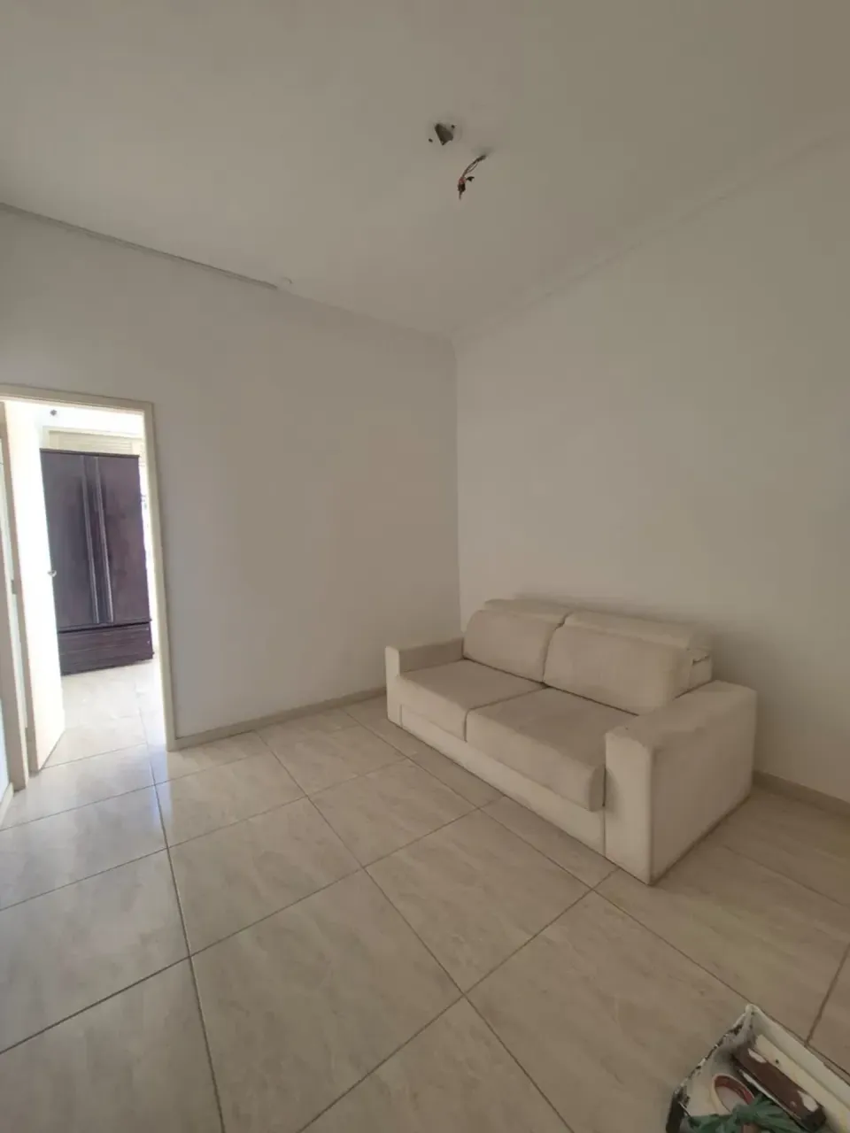 Unfurnished 1-bedroom apartment with a closed kitchen — photo 10