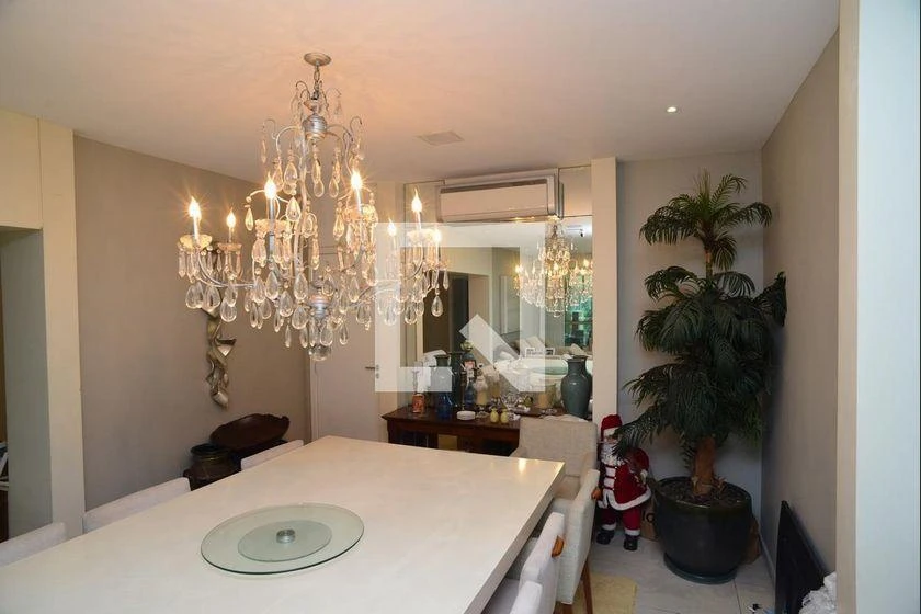 298 m² rental apartment with 4 en-suite bedrooms and balcony — photo 30