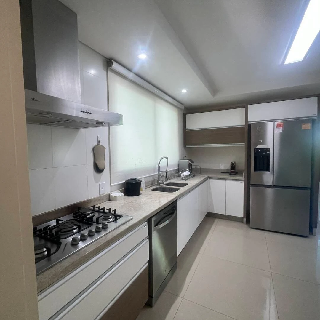 5-bedroom house with a glass-enclosed balcony — photo 14