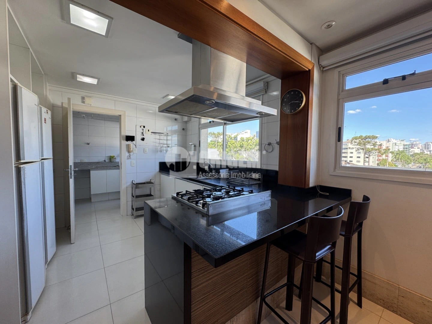 2-bedroom apartment with a bathtub in Curitiba — photo 5