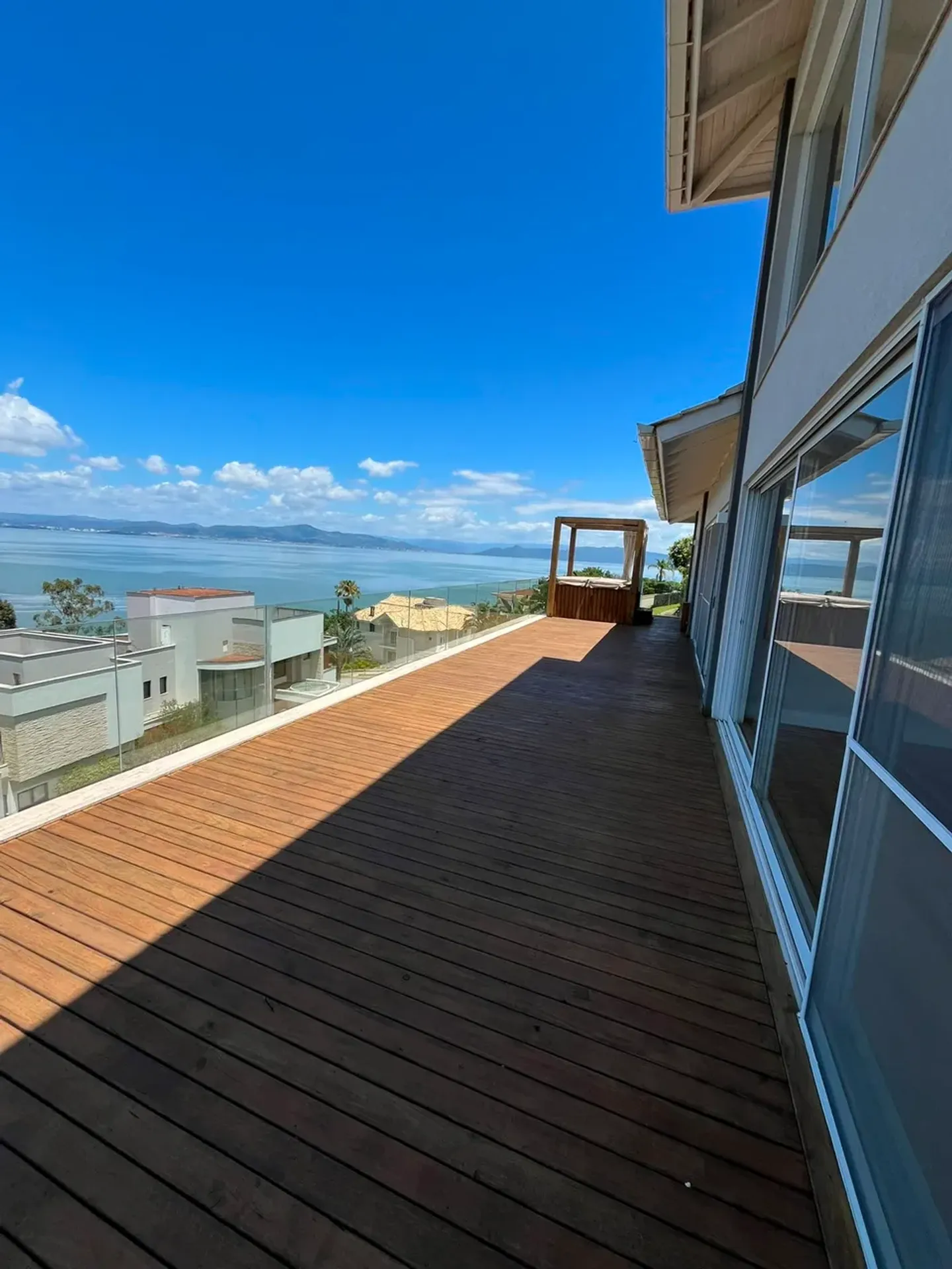 Casa de 1000 m² con vista al agua y chimenea — photo 4