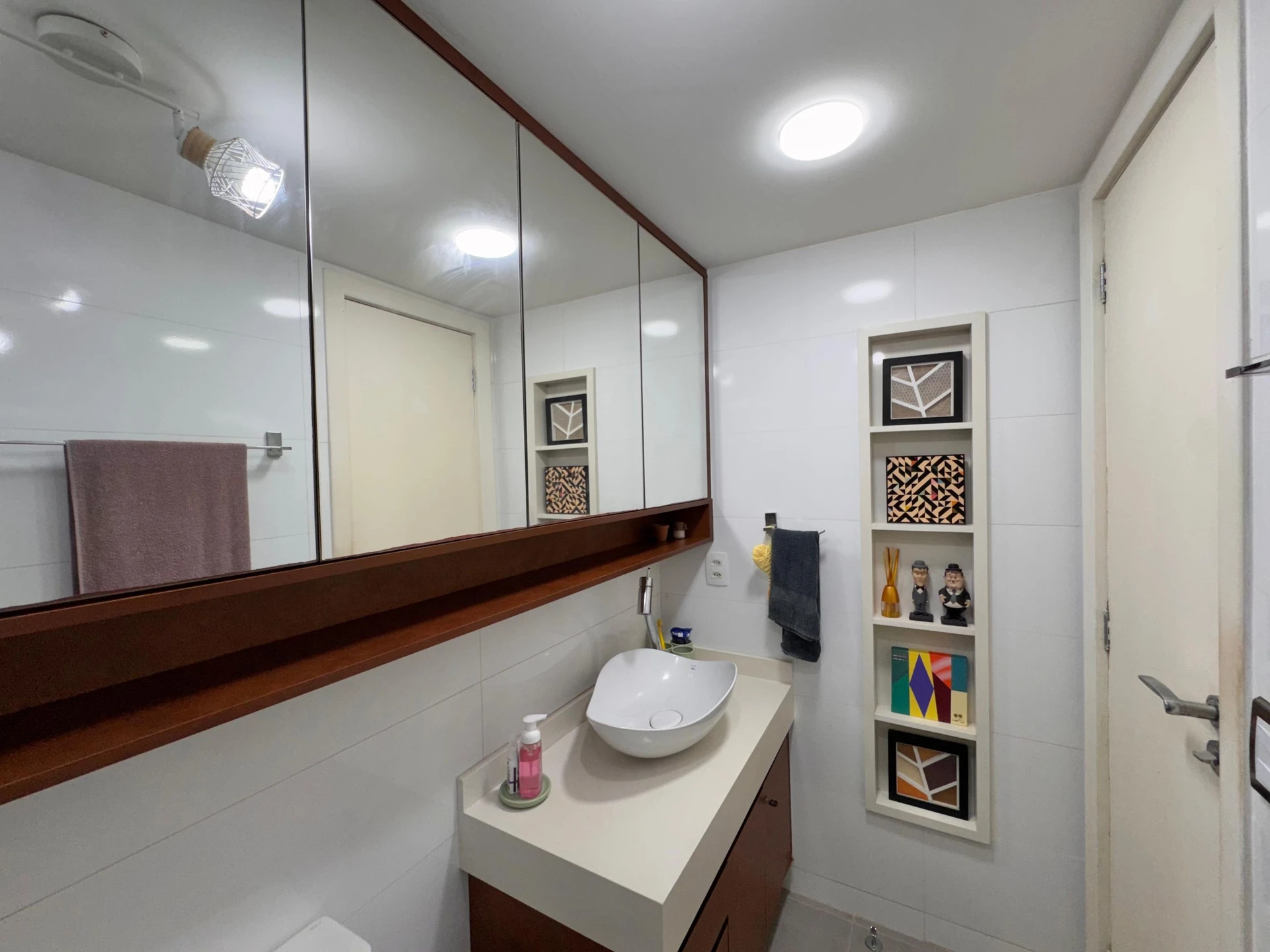 Furnished 1-bedroom apartment with a glass balcony — photo 38
