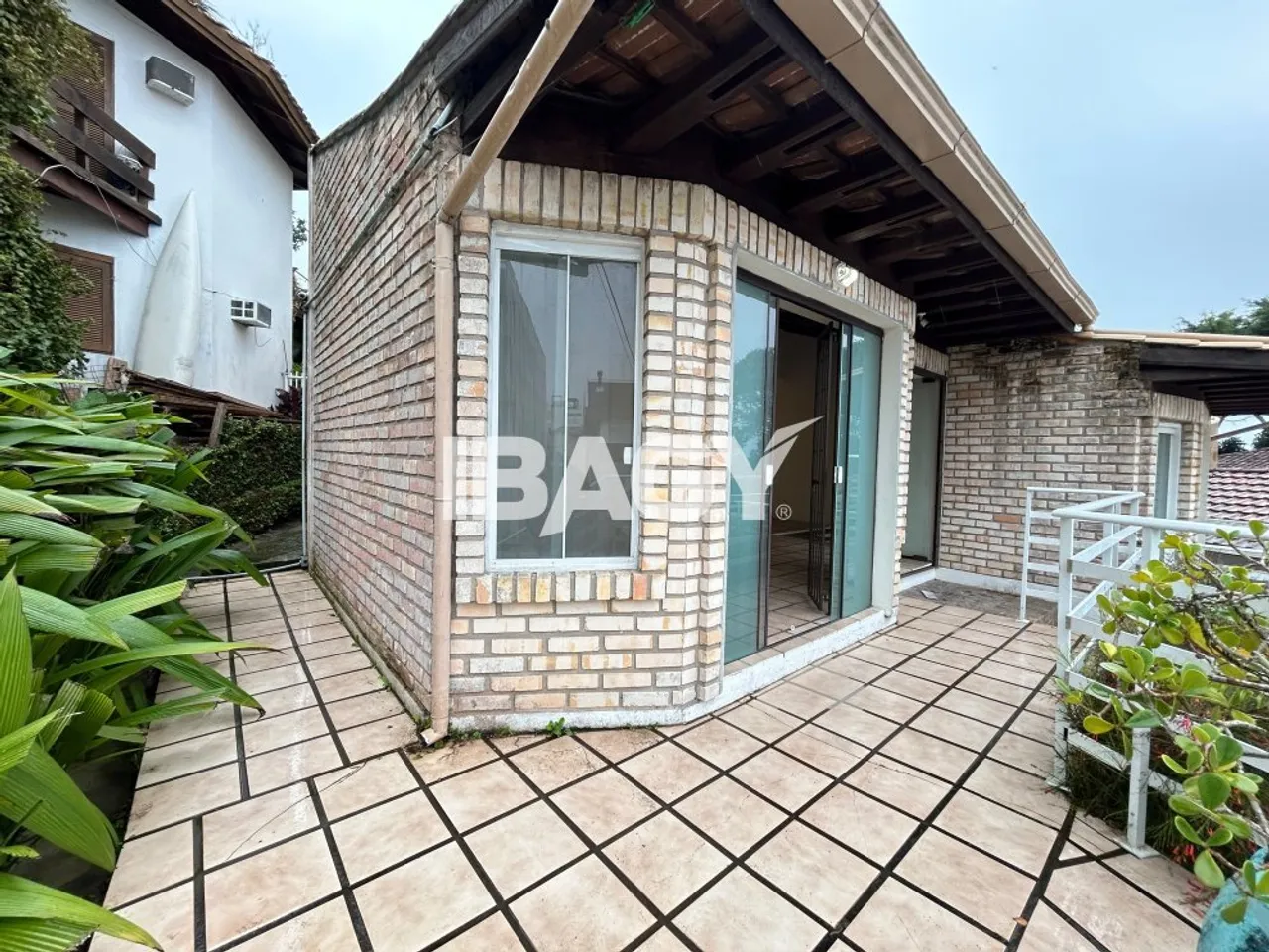 Casa amueblada con cocina cerrada y zona de lavandería — photo 18