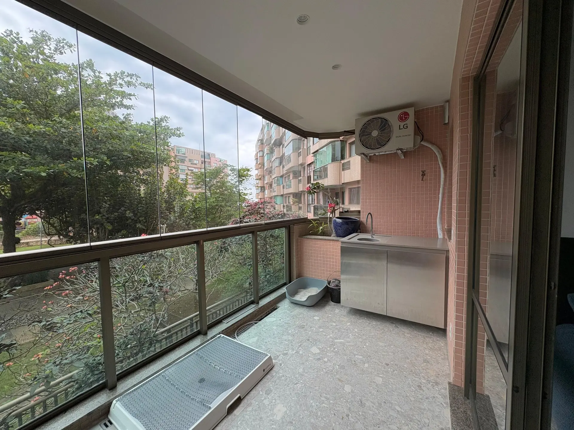 Furnished apartment, 100 m², with a grill on the balcony — photo 8