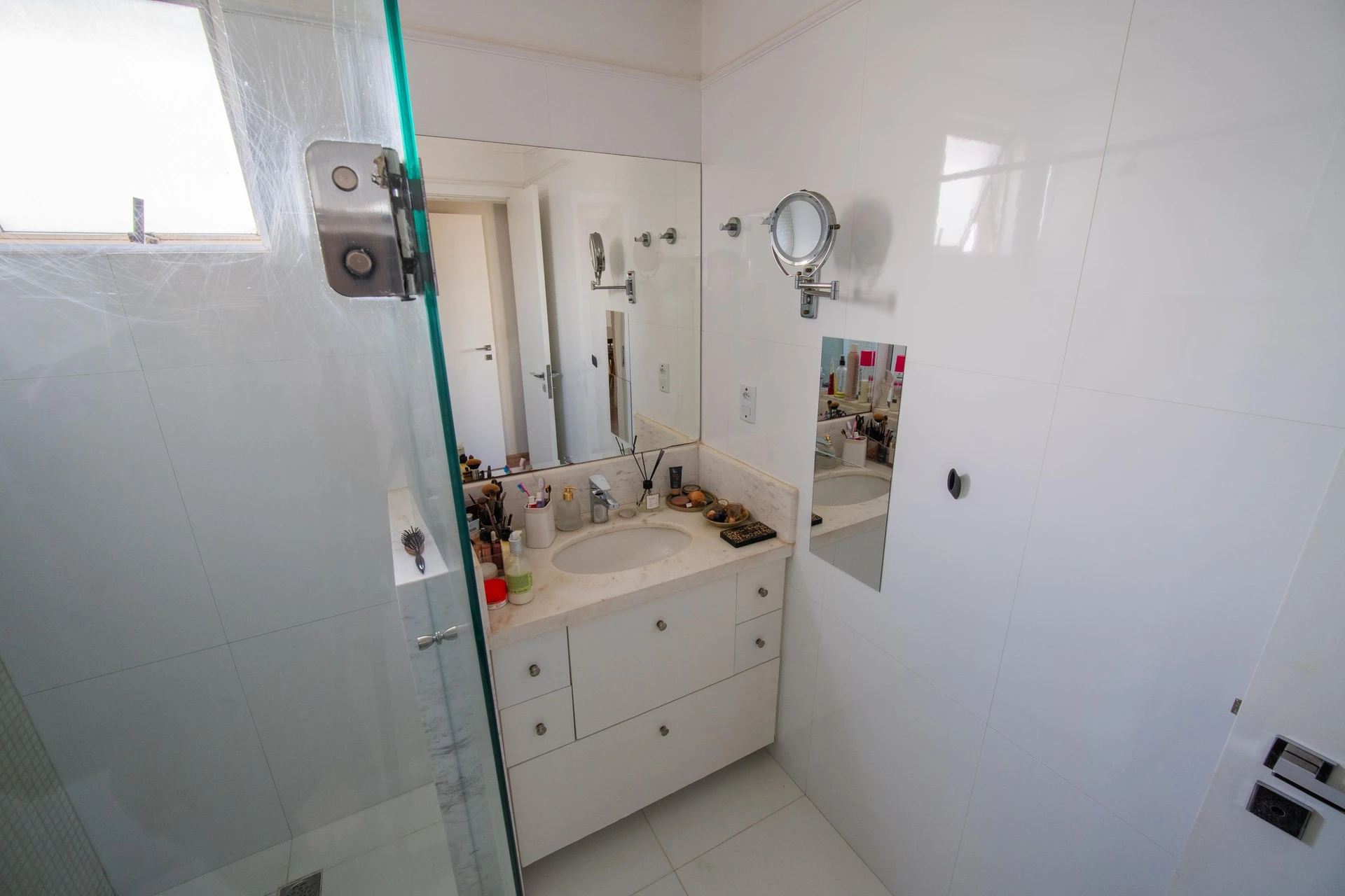 Walk-in closet in a 2-bedroom apartment, 91 m² — photo 11