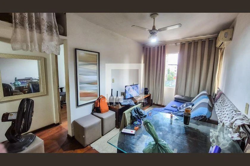 One-bedroom apartment with a washing machine