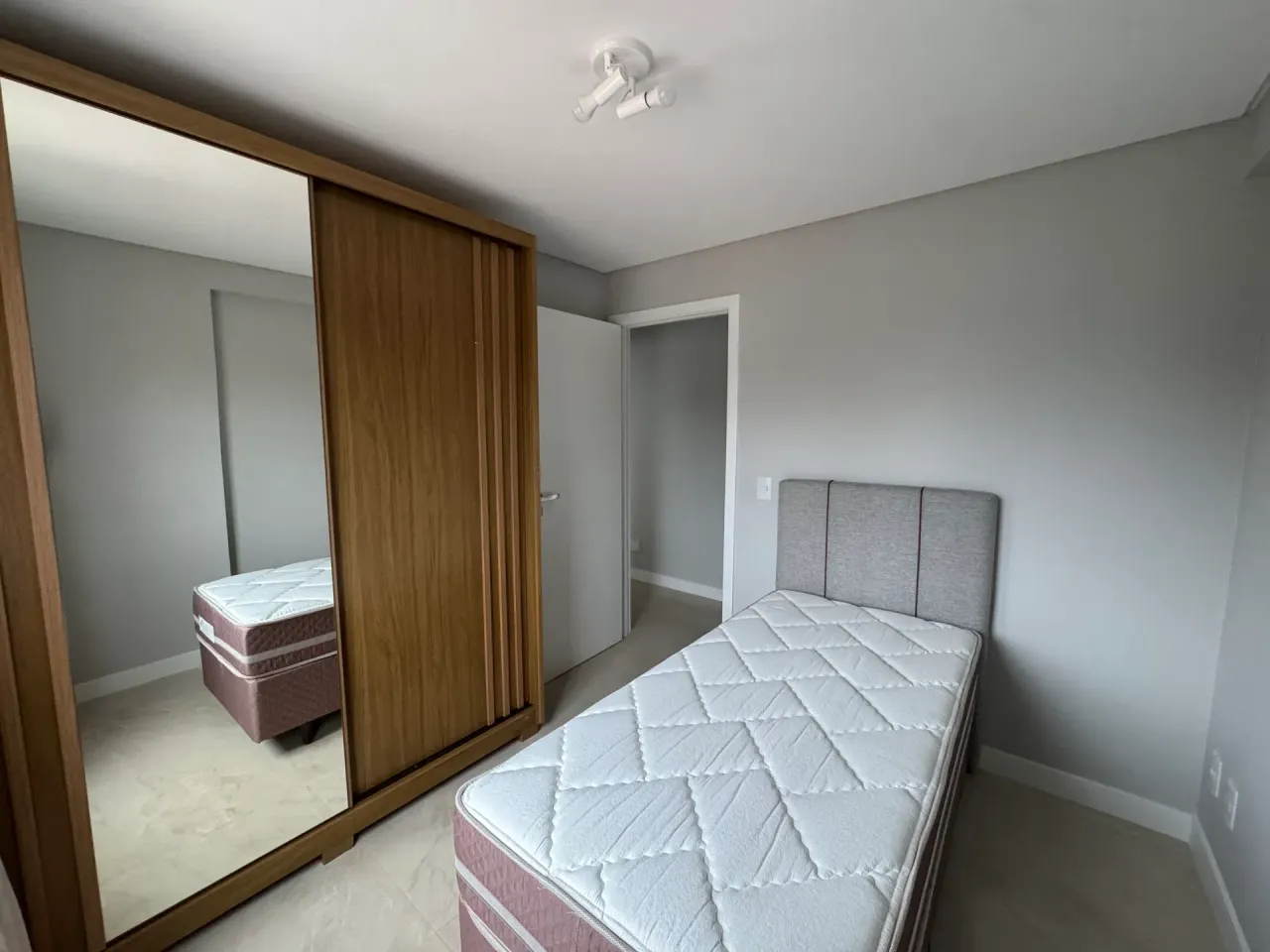 Furnished 2-bedroom apartment with open-plan kitchen — photo 8