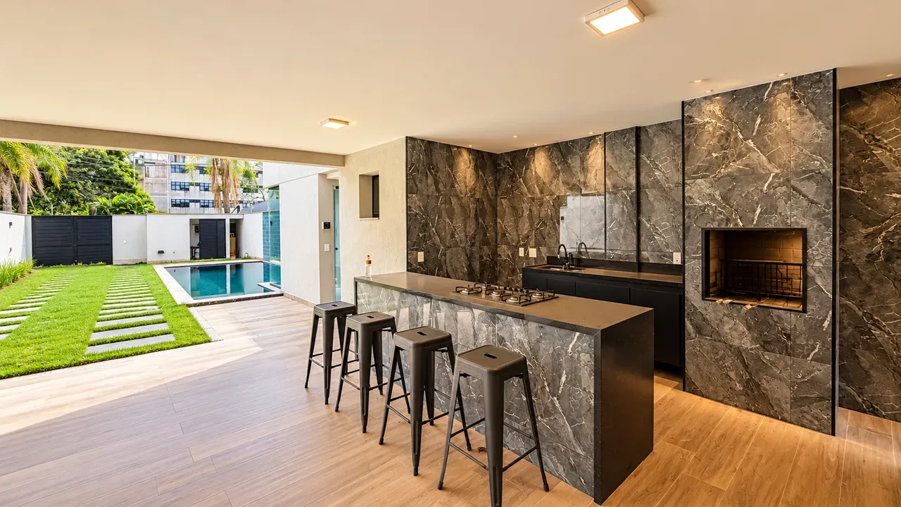 House, 360 m², with floor-to-ceiling windows — photo 2