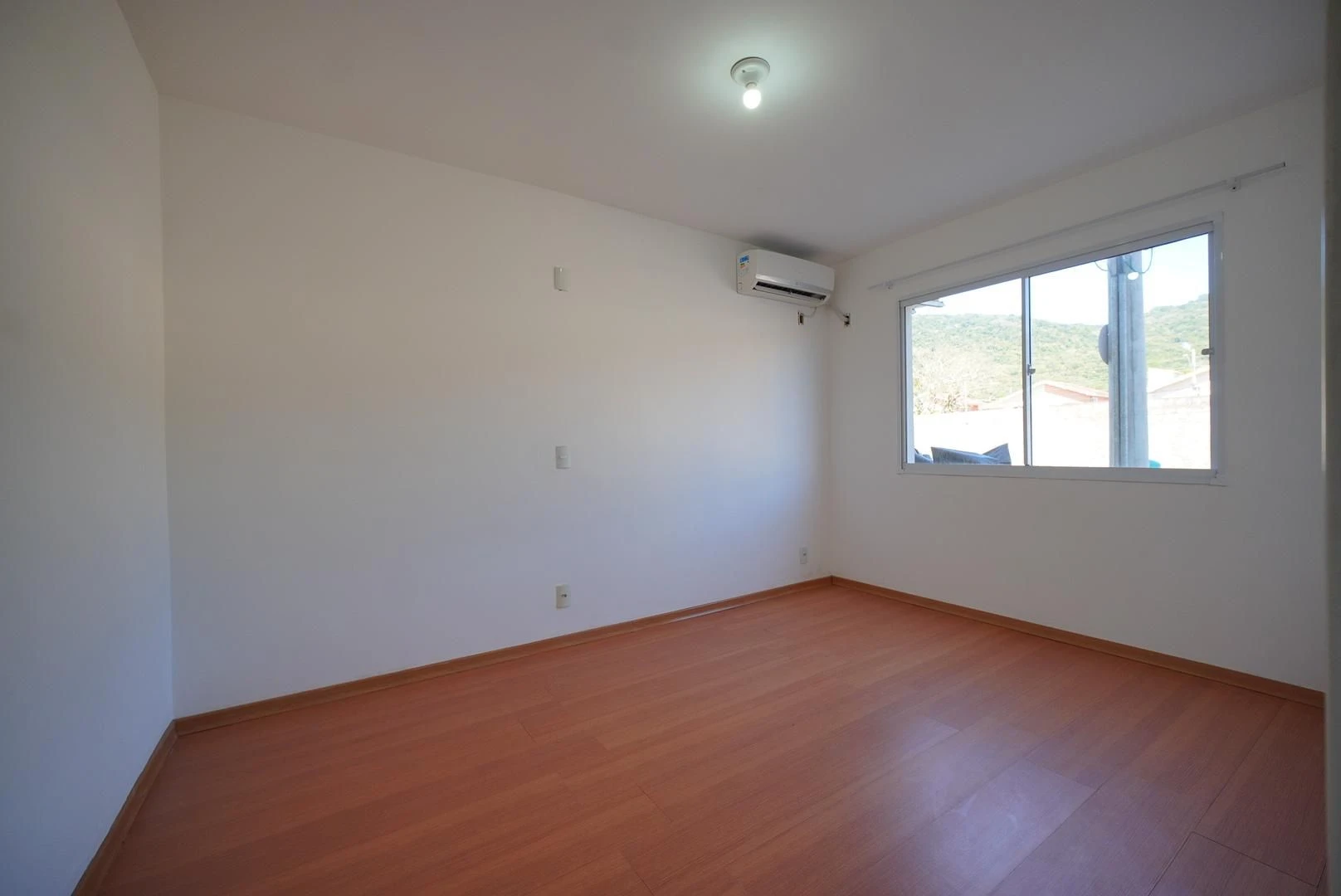 1-bedroom apartment with balcony and mountain view — photo 3