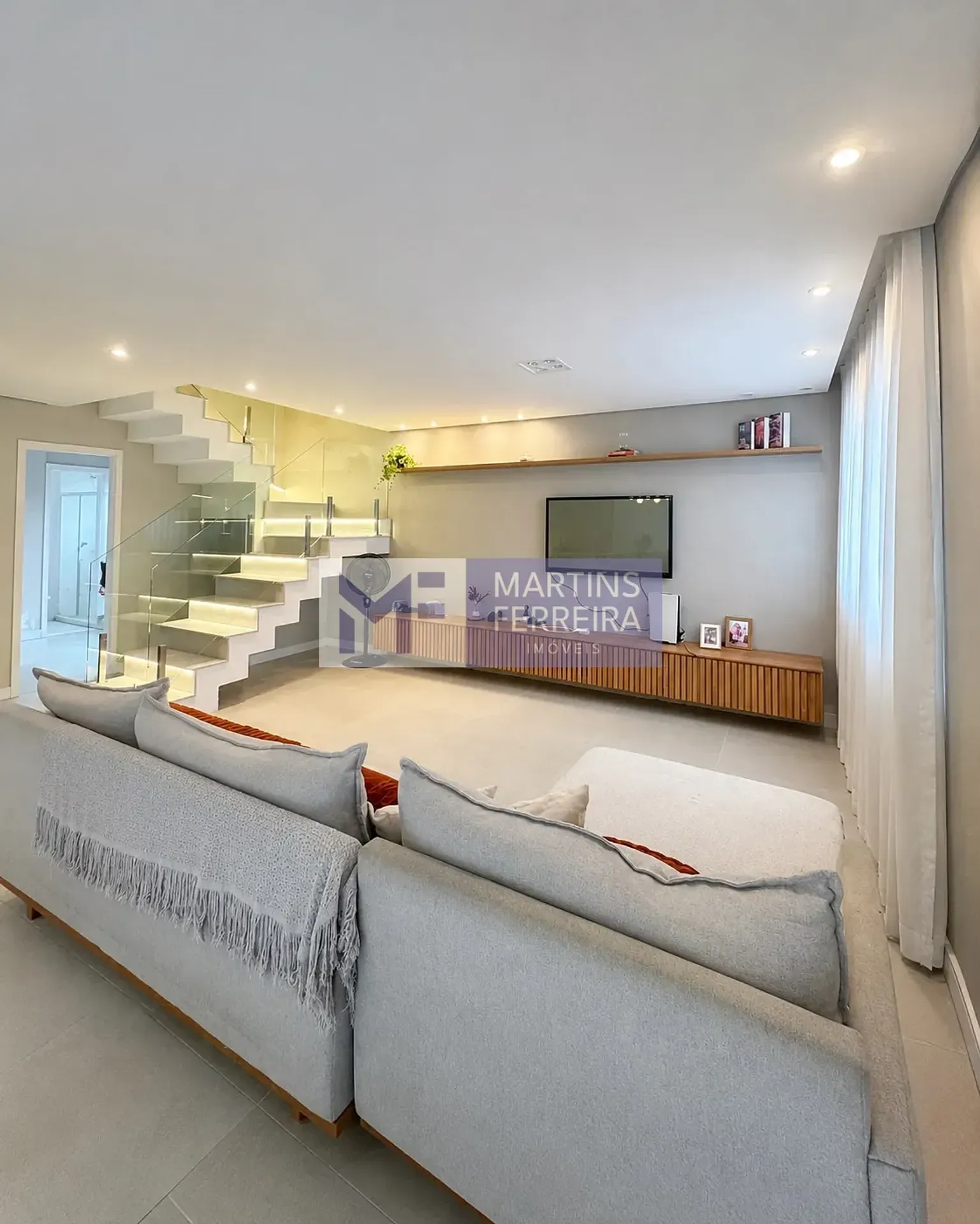 Duplex house with 5 en-suite bedrooms and open-plan kitchen