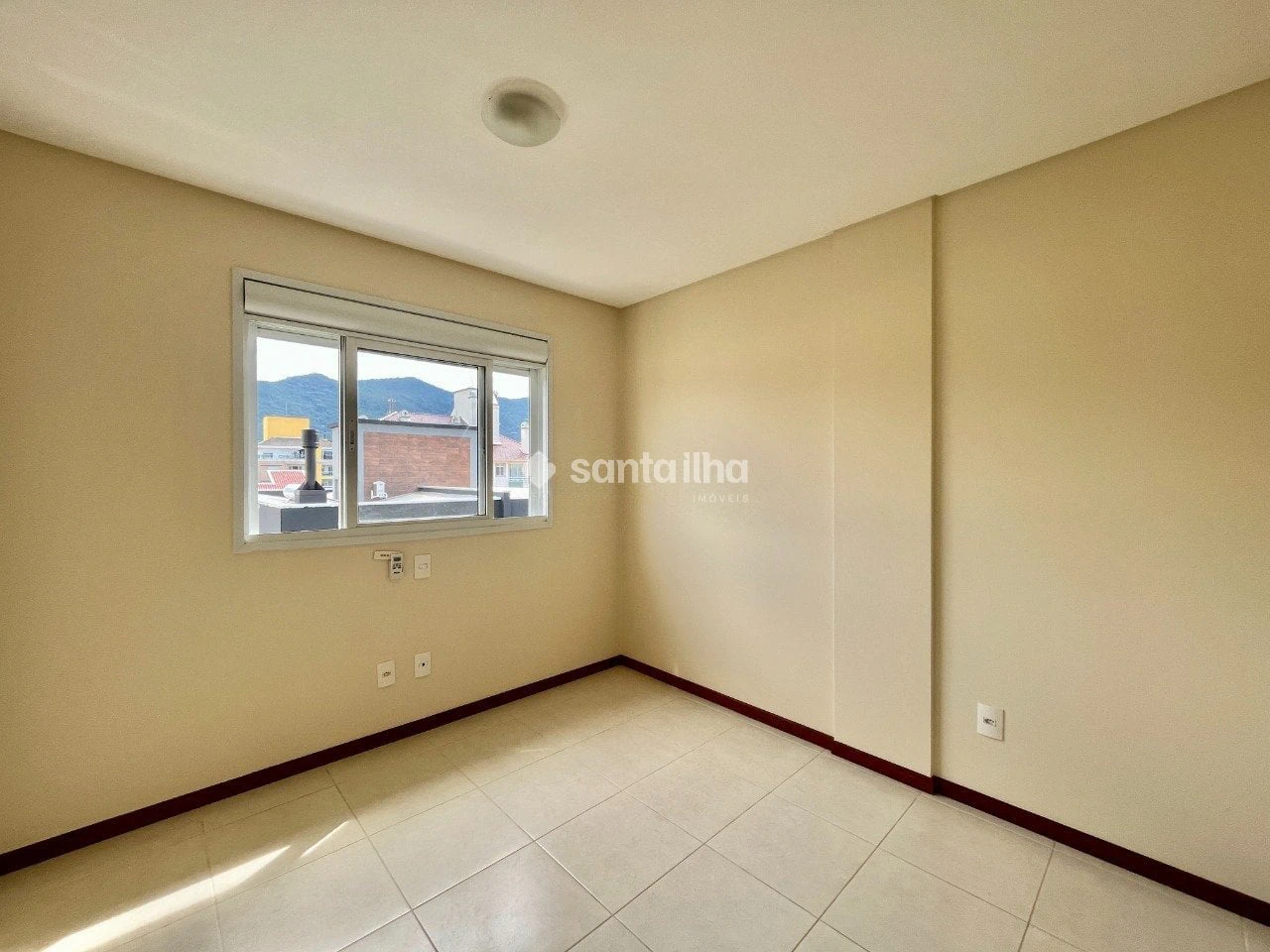 Balcony with a grill in a 2-bedroom apartment, 73 m² — photo 20