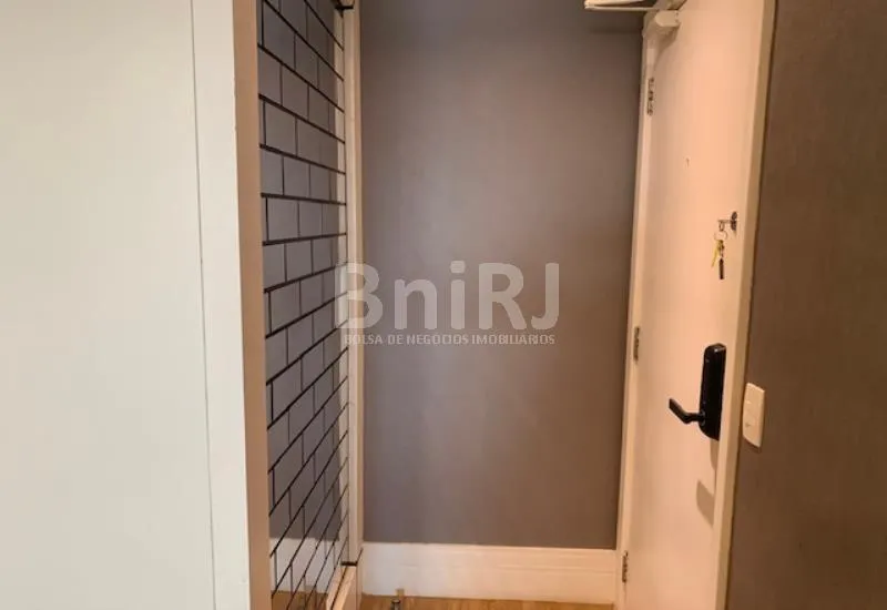 Furnished 2-bedroom apartment with open-plan kitchen — photo 17