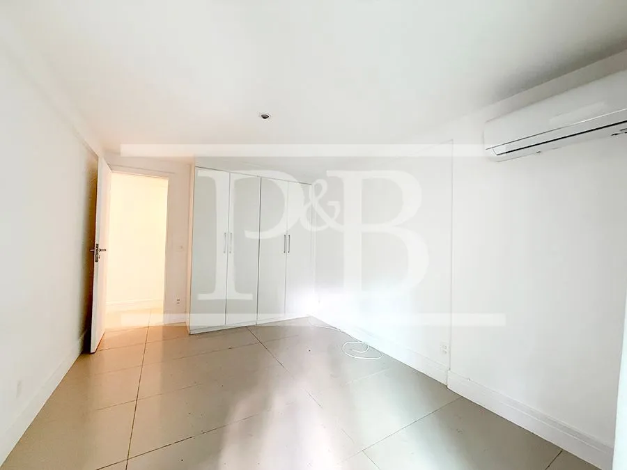 4-bedroom 300 m² apartment with a balcony — photo 26