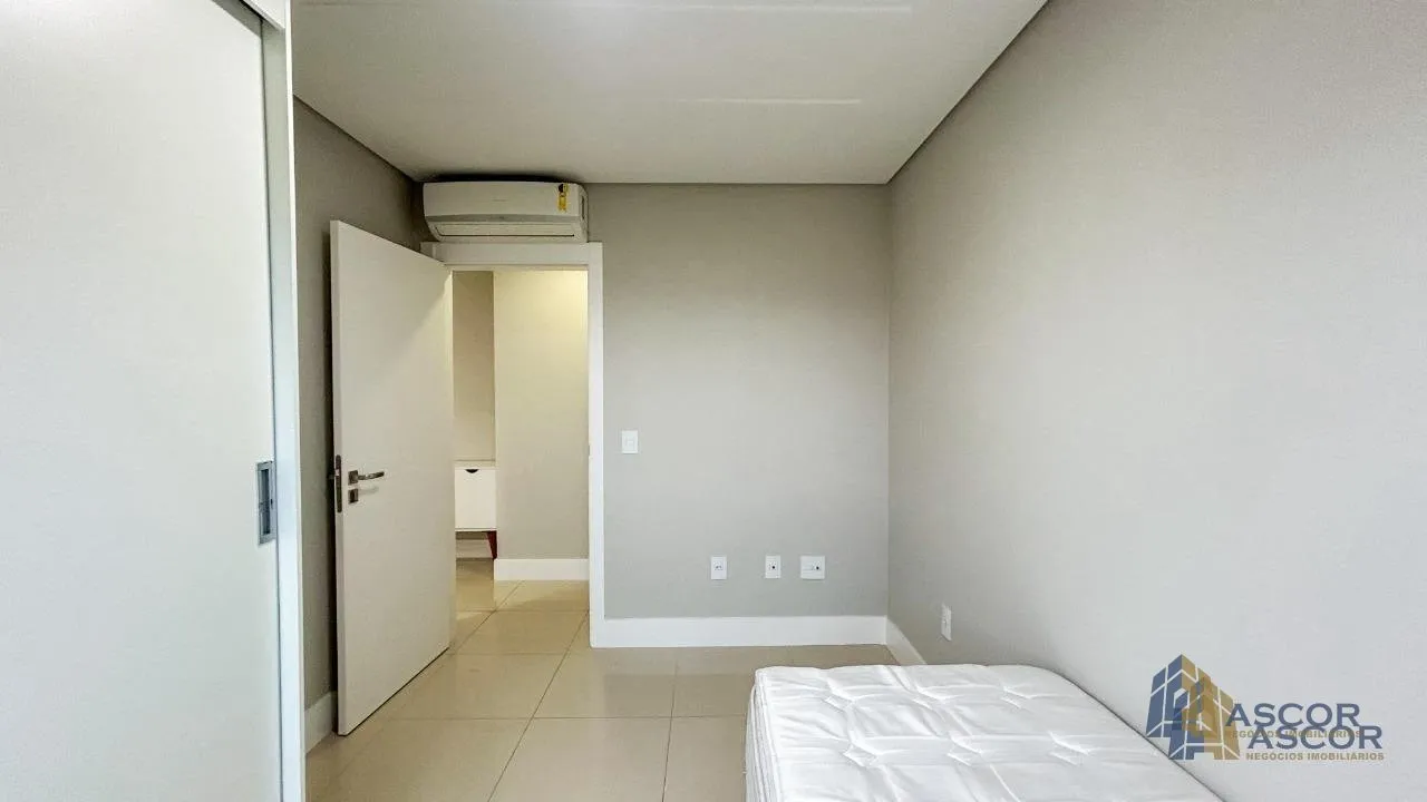 Balcony with a grill in a 2-bedroom apartment, 96 m² — photo 28