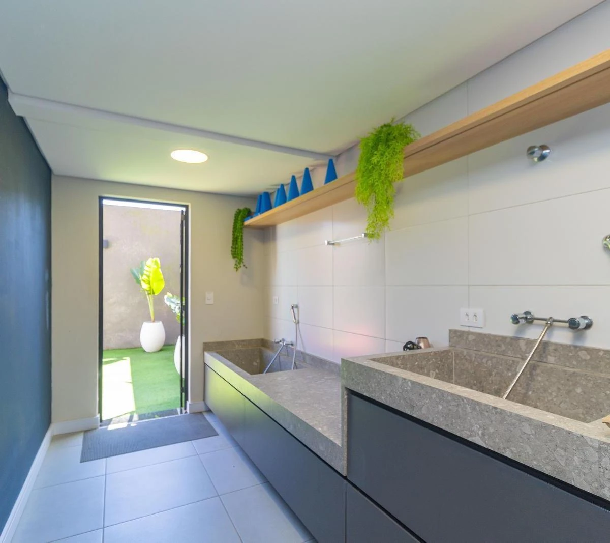 2-bedroom apartment in a building with a gym — photo 8