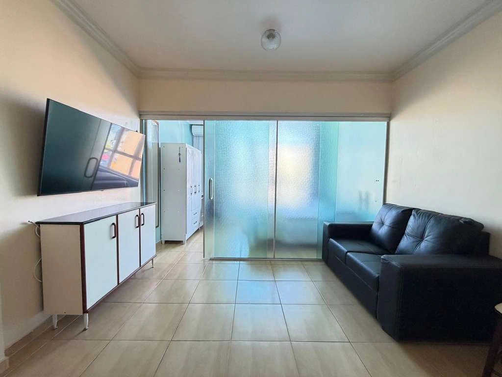 1-bedroom apartment with 37 m² and compact kitchen — photo 3