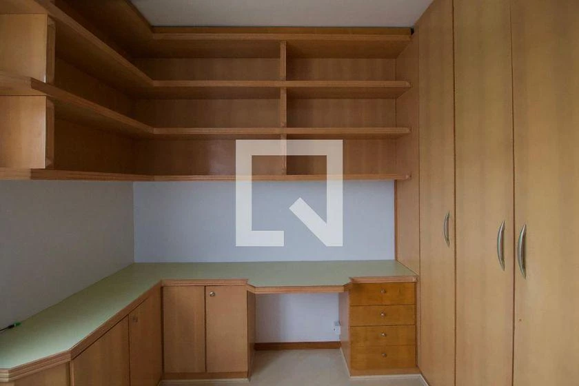 147 m² apartment with a home office and a bathtub — photo 11