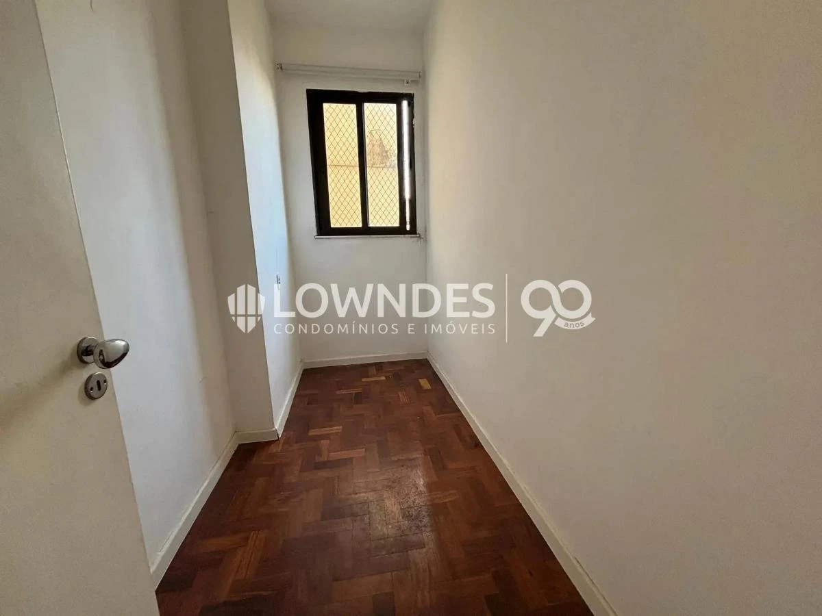 One-bedroom apartment with wood or laminate floors — photo 12