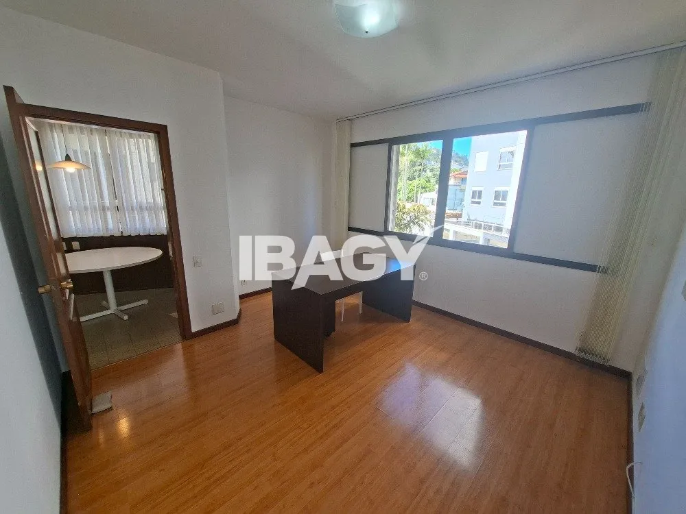 302 m² apartment with a water view and a bathtub — photo 14