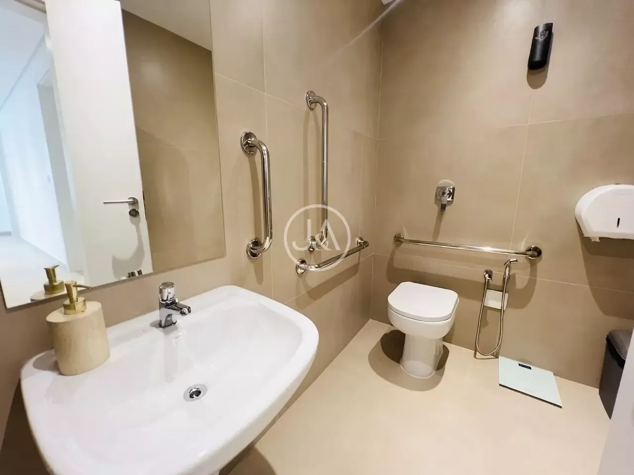 For rent 3-bedroom apartment with 251 m² and a balcony — photo 14