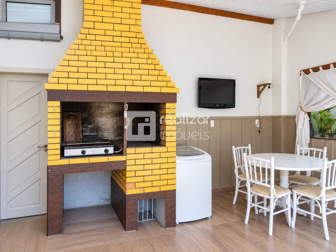 Balcony with a grill in a 5-bedroom house, 204 m² — photo 17