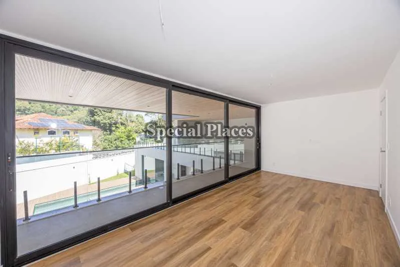 Casa com 5 quartos e 5 banheiros, com cozinha integrada — photo 22