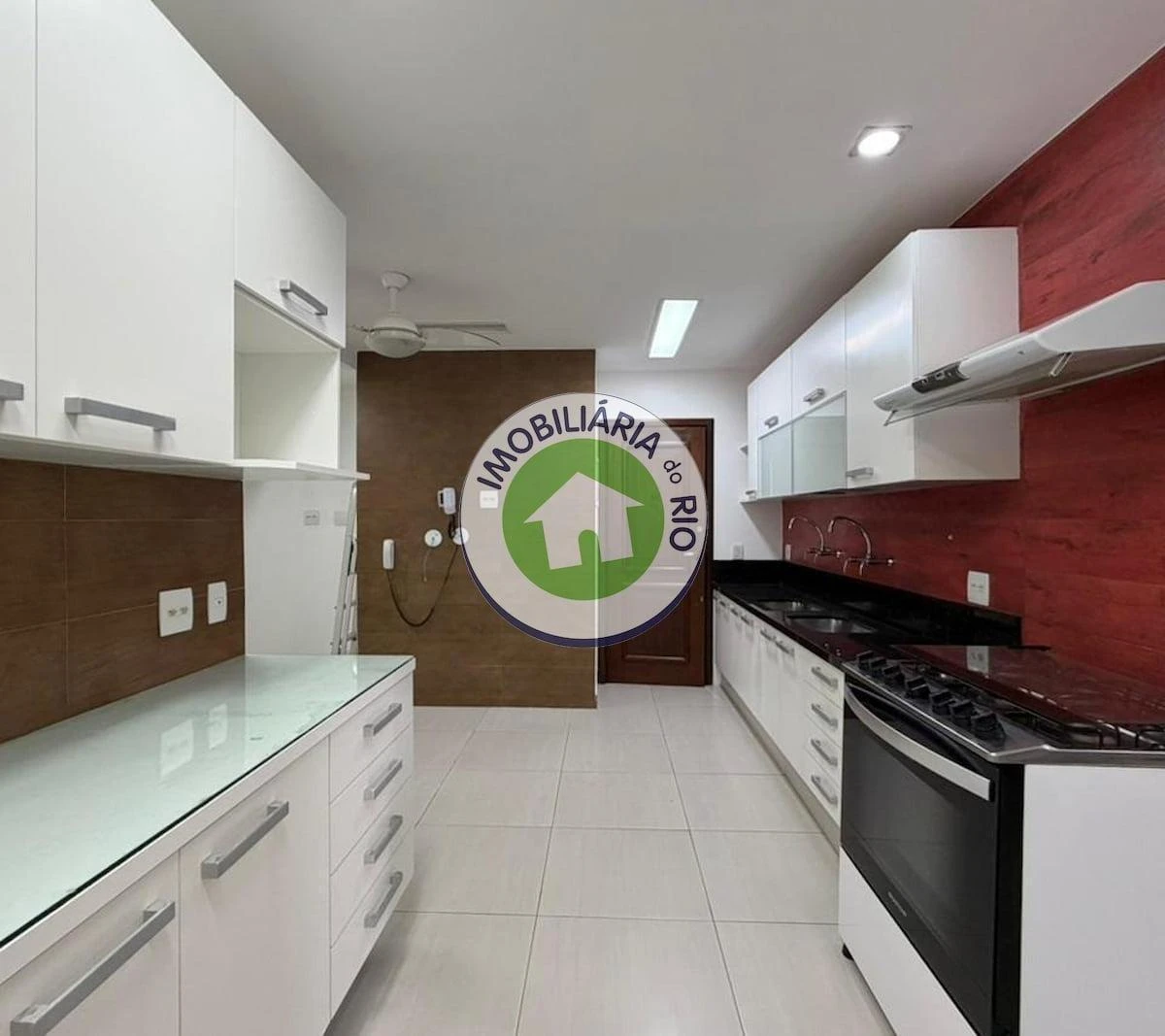 4-bedroom rental with 5 bathrooms and water views — photo 38