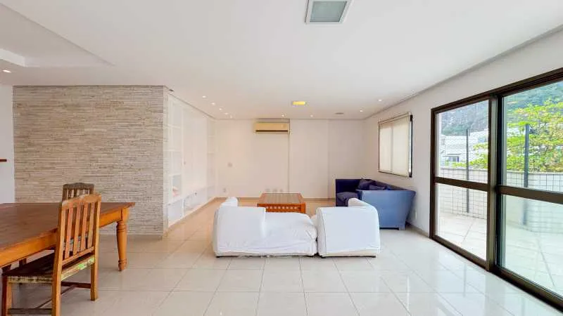 Furnished apartment, 300 m², with a glass-enclosed balcony — photo 10