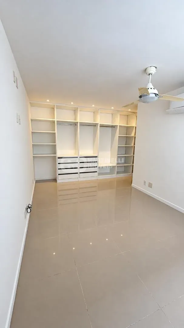 Balcony with a grill in a 3-bedroom apartment, 264 m² — photo 25
