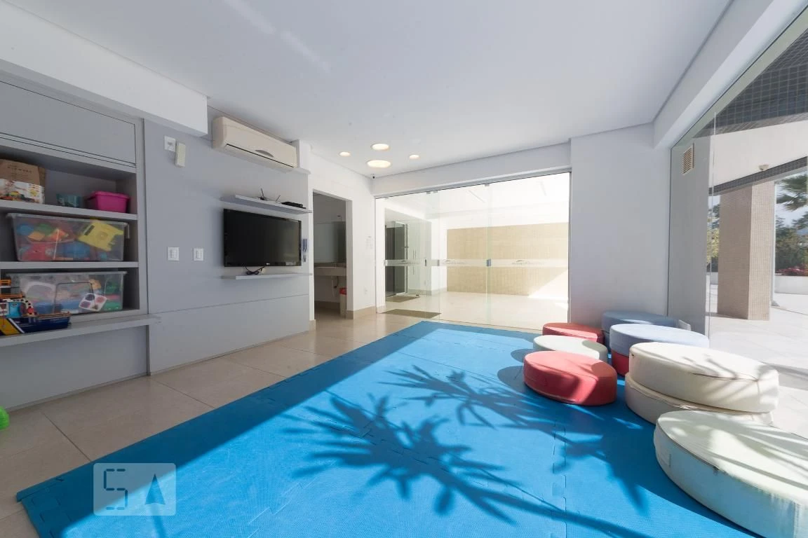 Glass-enclosed balcony in a 2-bedroom apartment, 189 m² — photo 42