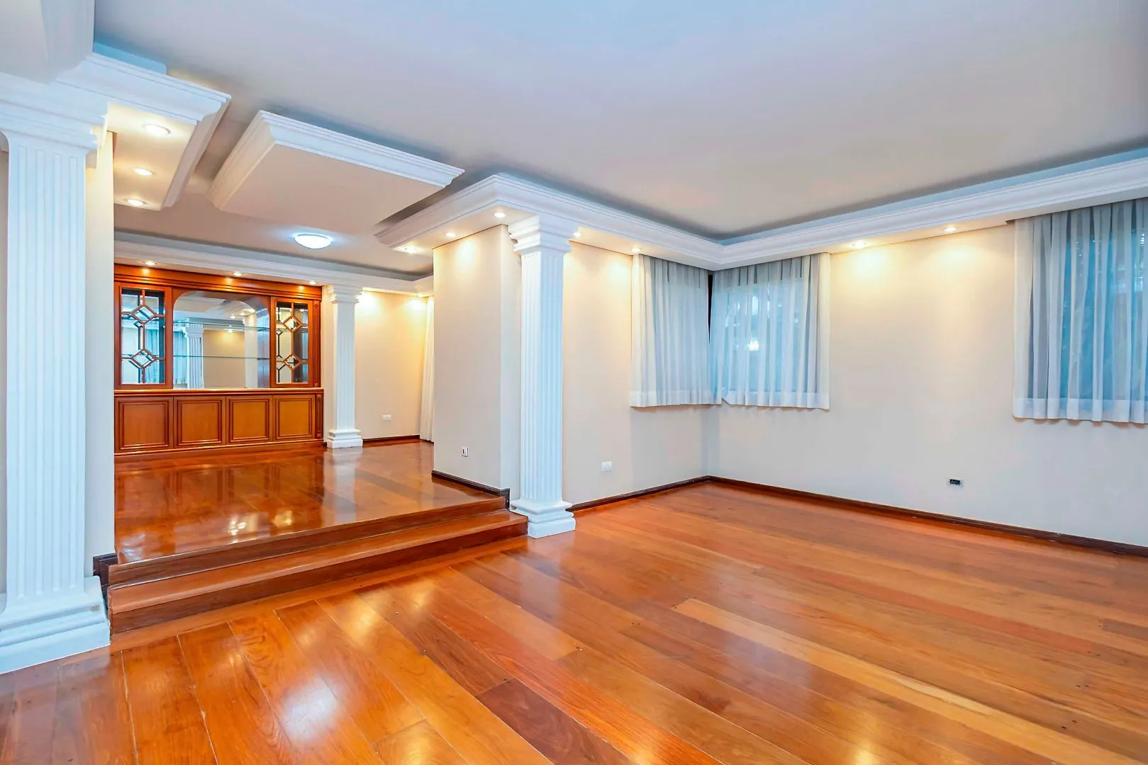 Rental house with 4 bedrooms and 5 bathrooms across 550 m² — photo 13
