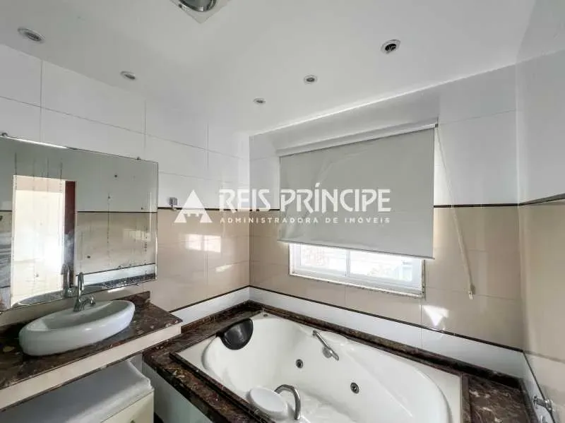 House with 4 bedrooms and 5 bathrooms and 5 parking spots — photo 28