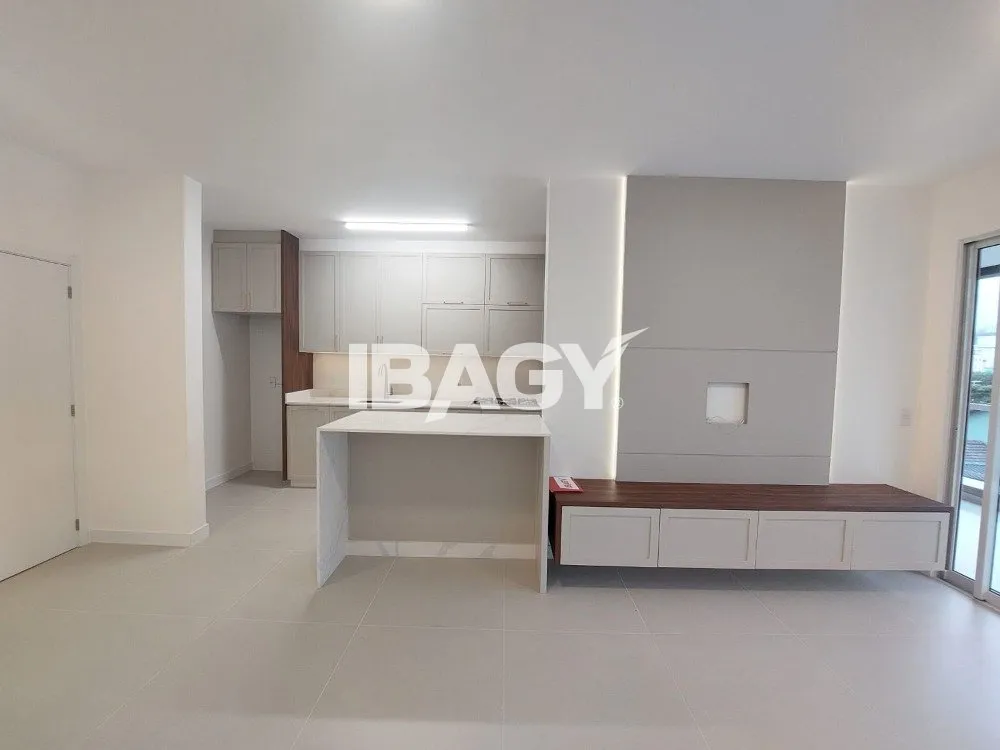 Квартира с 2 спальнями и 1 ванной при спальне, 130 м²