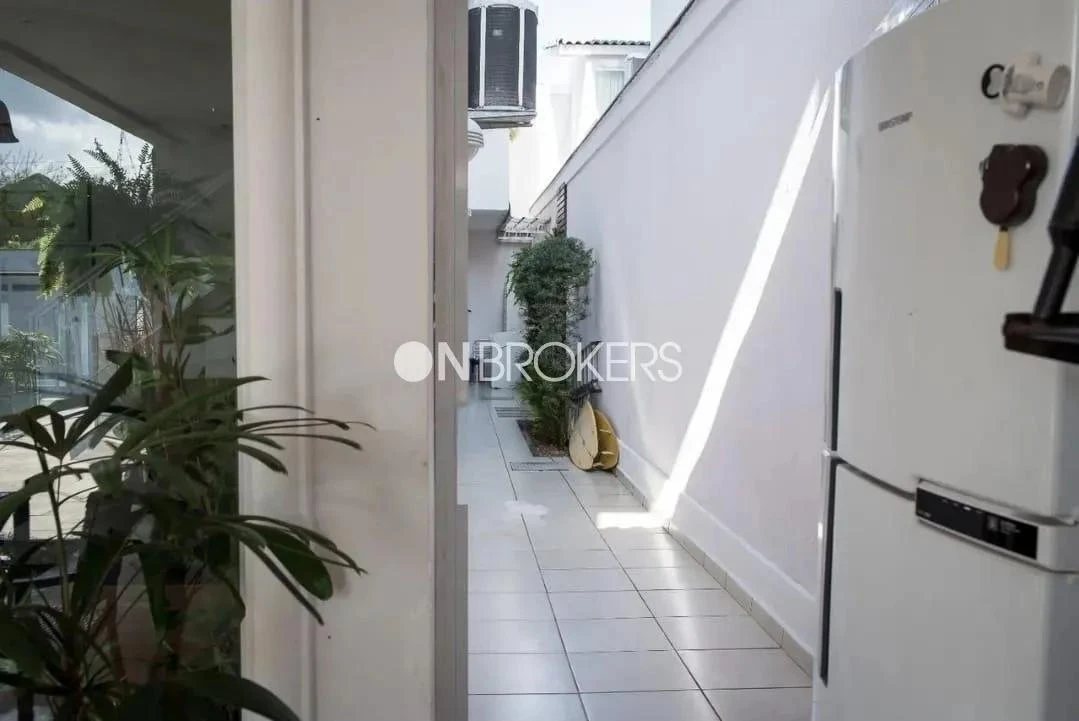 House with 4 bedrooms and 4 suites, balcony with grill — photo 23