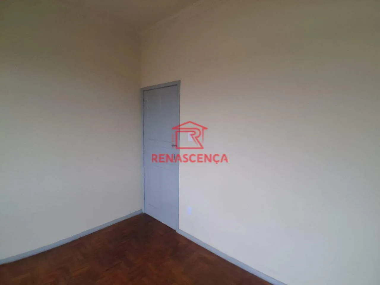 2-bedroom apartment with wood or laminate floors — photo 15