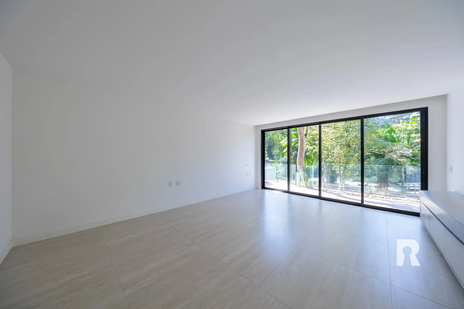 Casa moderna de 5 suítes com 7 banheiros e 2 vagas — photo 4
