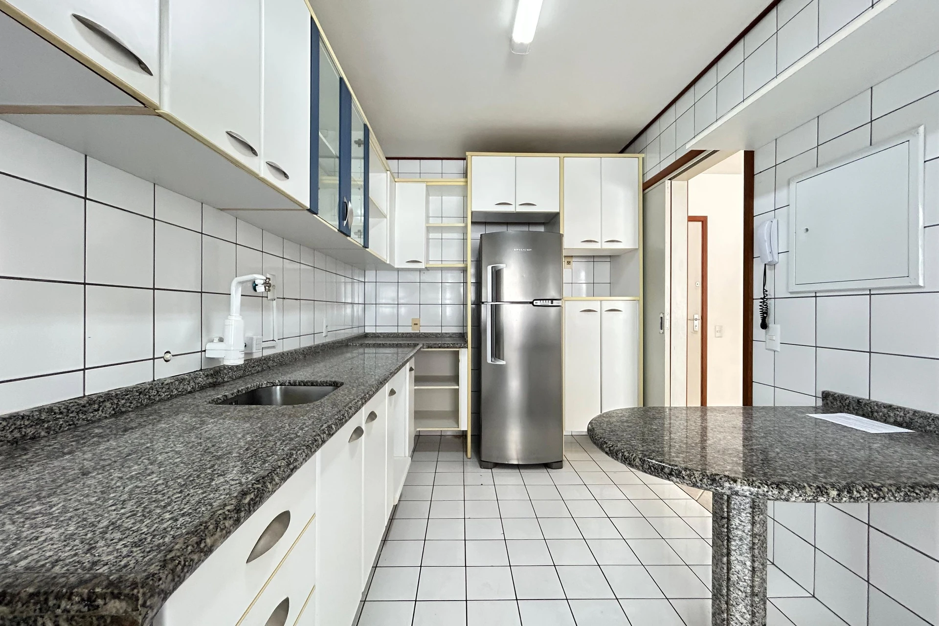 3-bedroom apartment in a building with a gym — photo 26