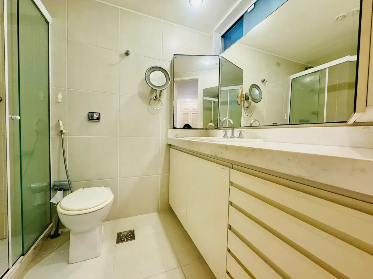 4-bedroom apartment with wood or laminate floors — photo 18