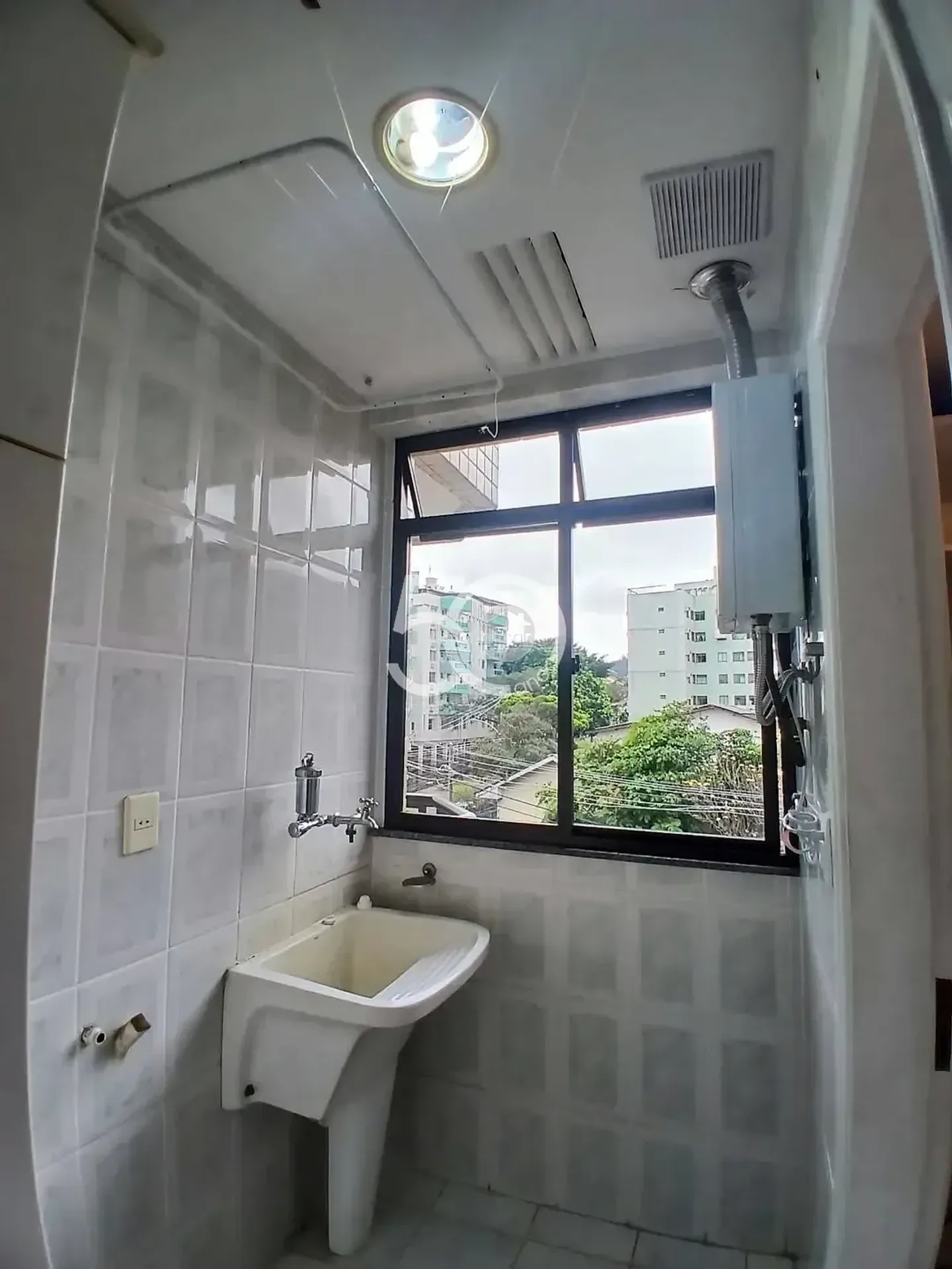 98 m² apartment with 3 bedrooms and 2 garage spaces — photo 42