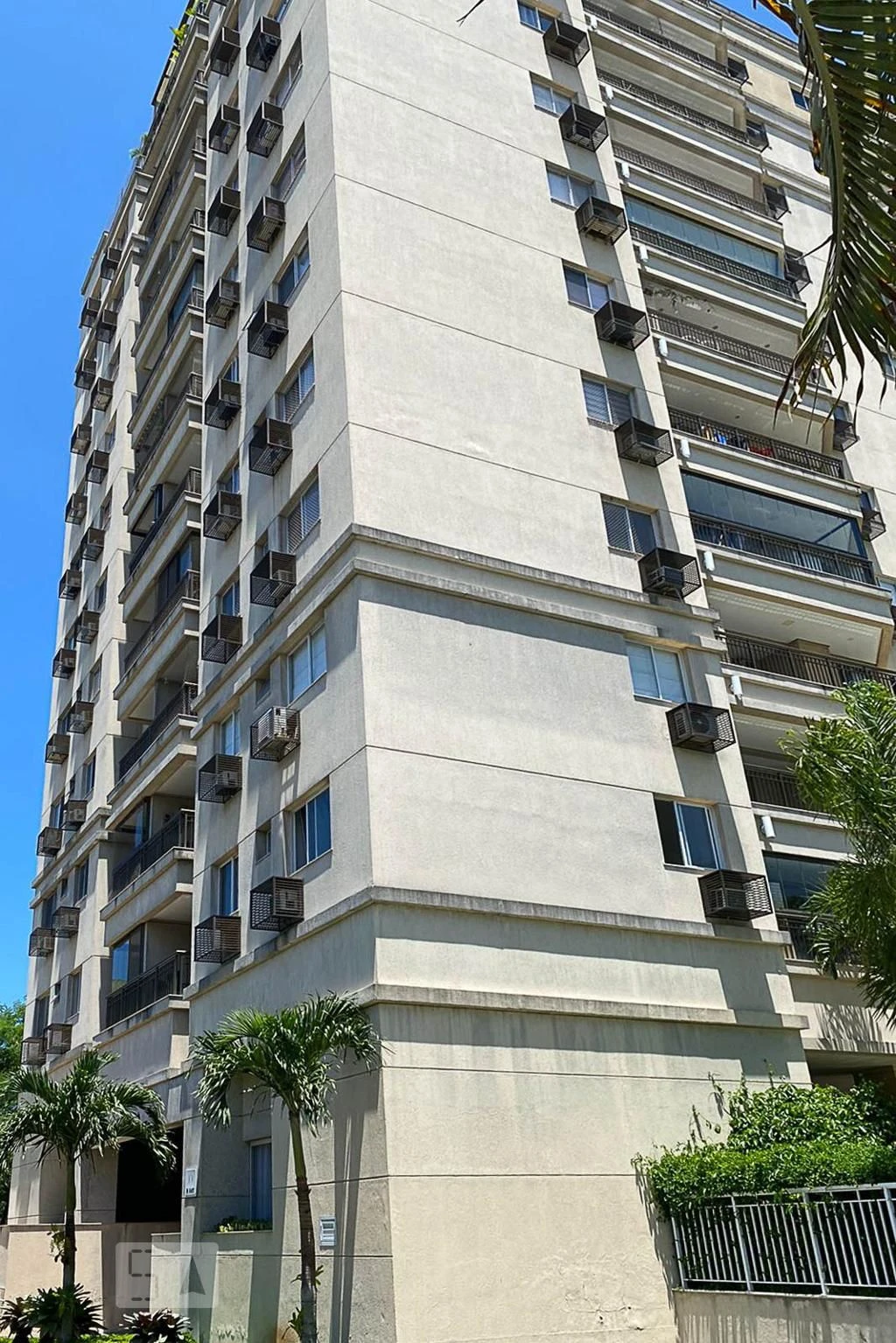 Balcony with a grill in a 2-bedroom apartment, 90 m² — photo 10
