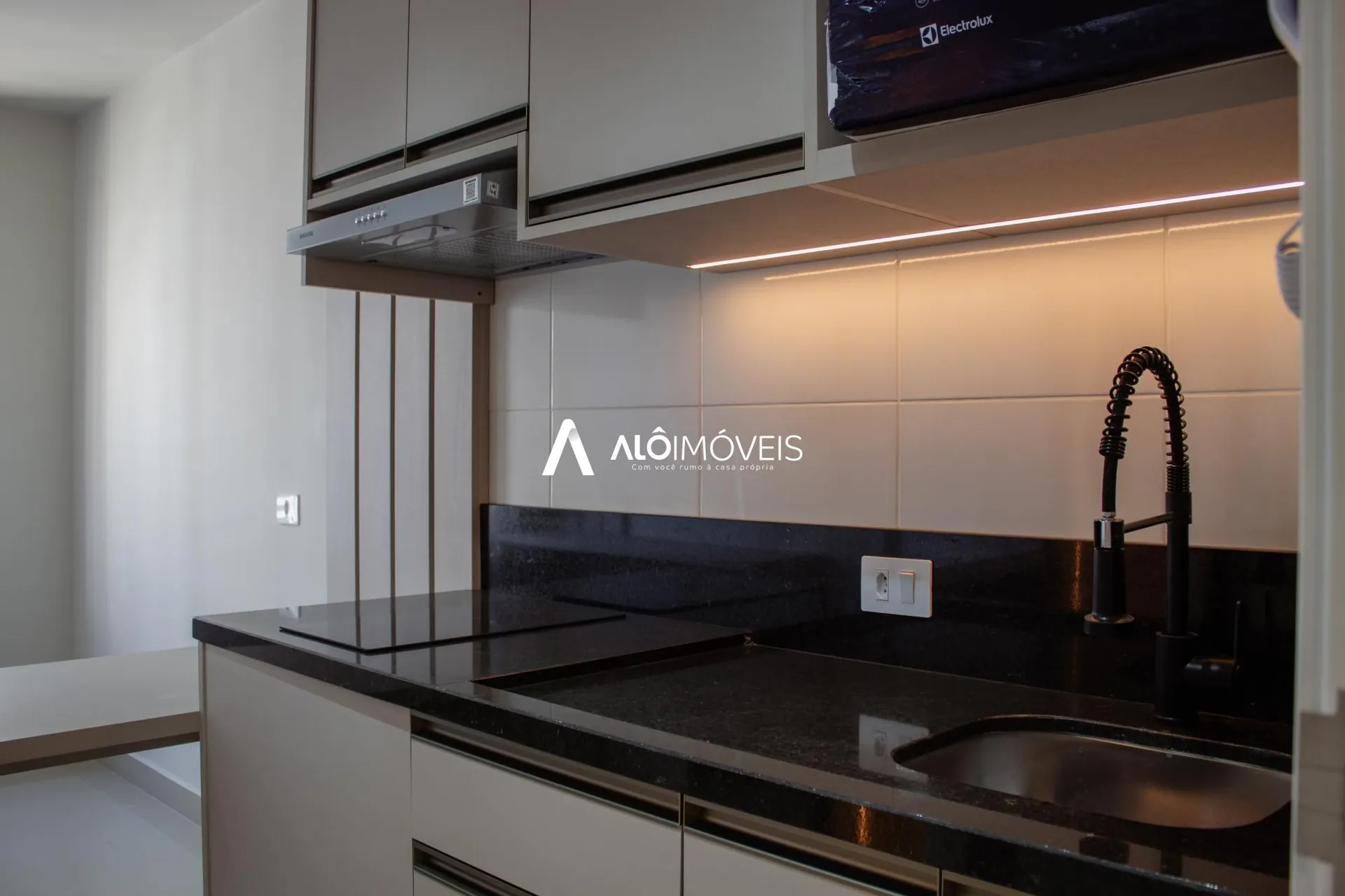 Furnished 1-bedroom apartment with open-plan kitchen — photo 8