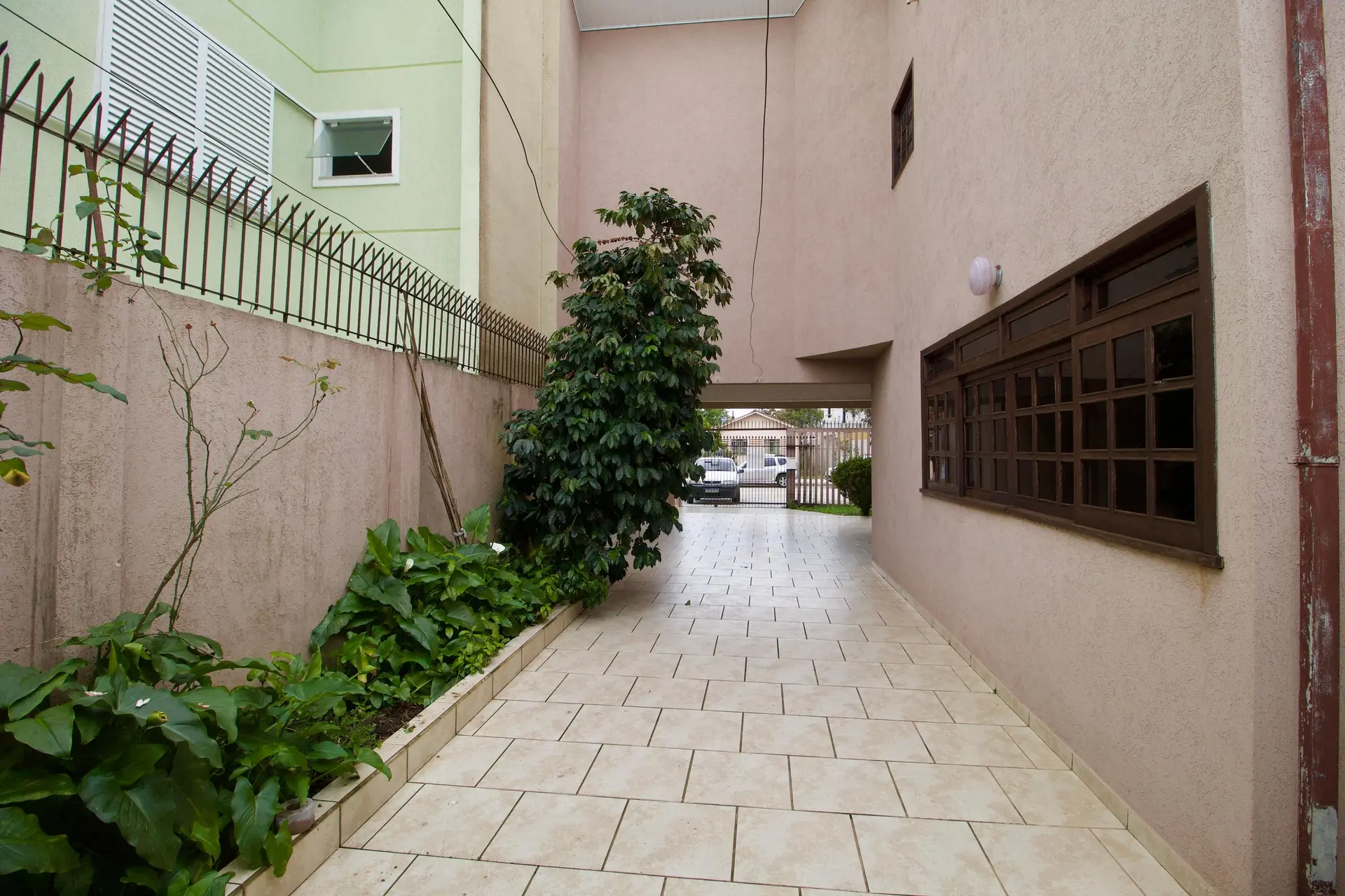 4-bedroom house with a garden in Curitiba — photo 52