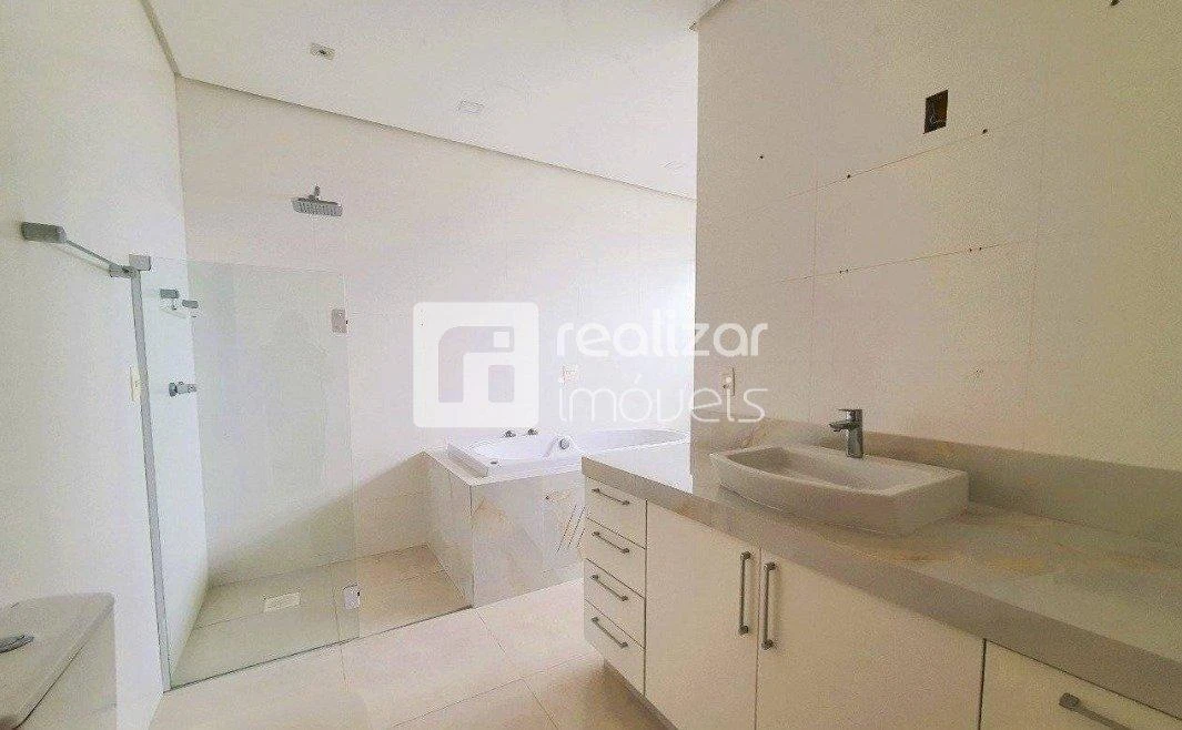 Bañera y 3 dormitorios: casa de 718 m² — photo 22