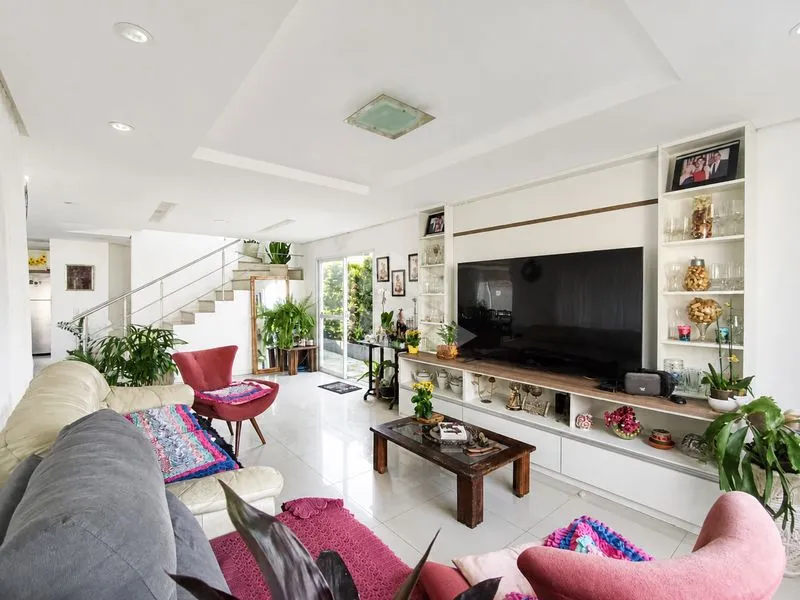 Furnished house with 4 bedrooms and 400 m², 2 parking